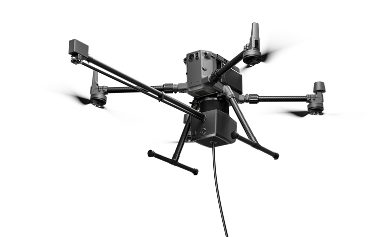 DJI Matrice 400 con cleaning system in azione su pannelli fotovoltaici